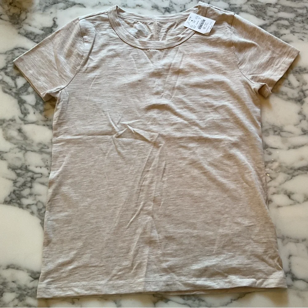 NWT J.Crew Short Sleeve Girlfriend Tee Heather Cream Sz S Small Hole Sleeve Seam - Picture 3 of 6